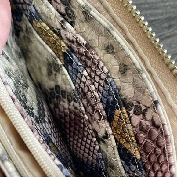 Caroline Hill Stylish Snake Print Crossbody/wristlet Bag. Pre-owned. Purse.